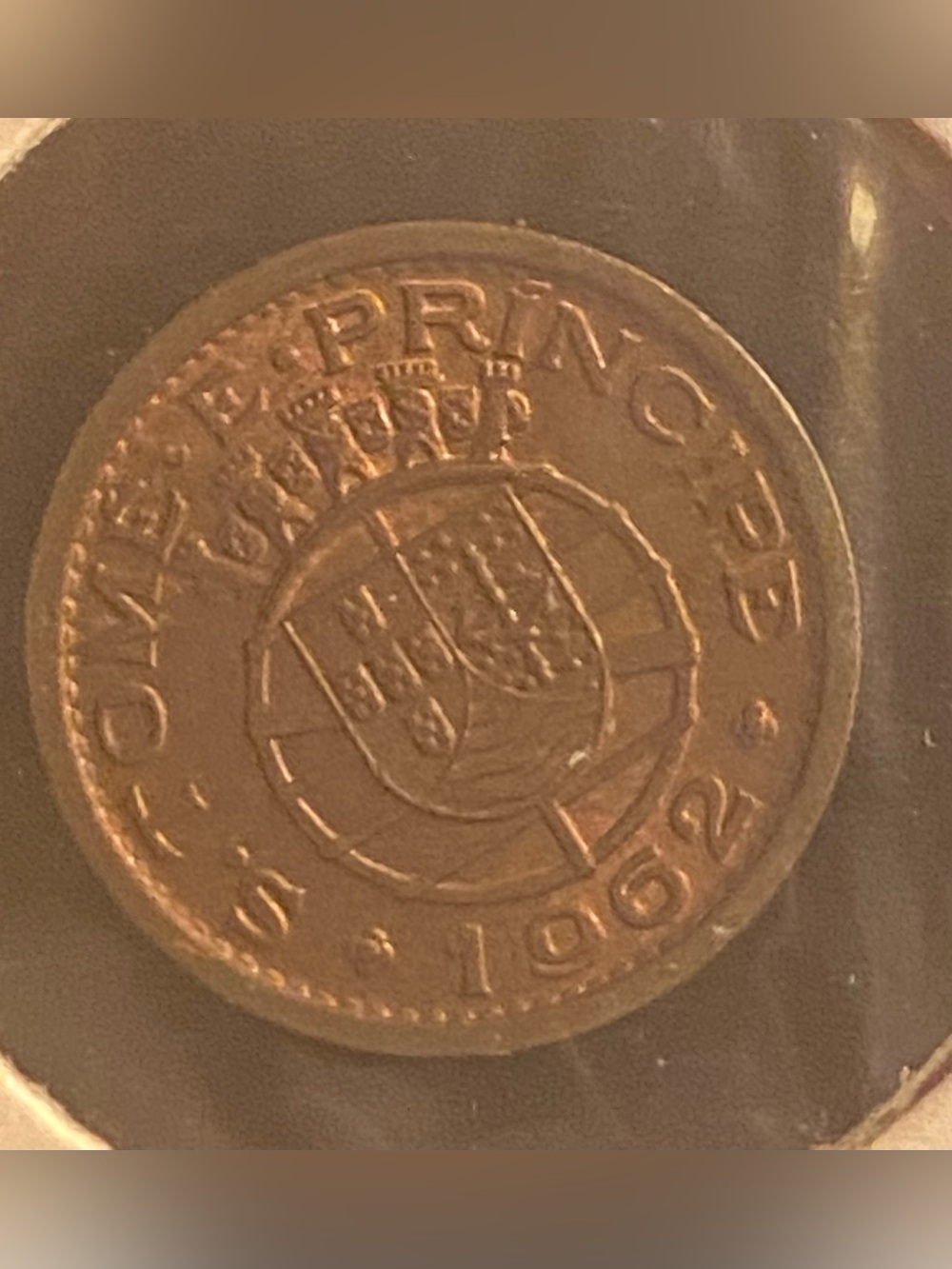 This is a 10 centavos coin from São Tomé and Príncipe, issued in 1962
